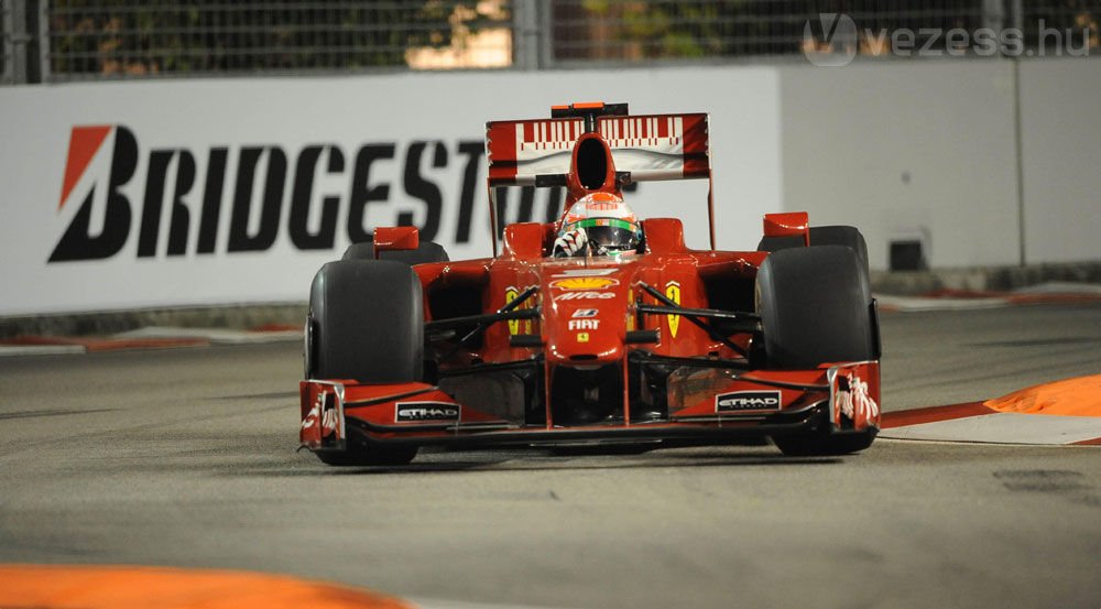 Barrichello Hamiltonnak adta a pole-t 13