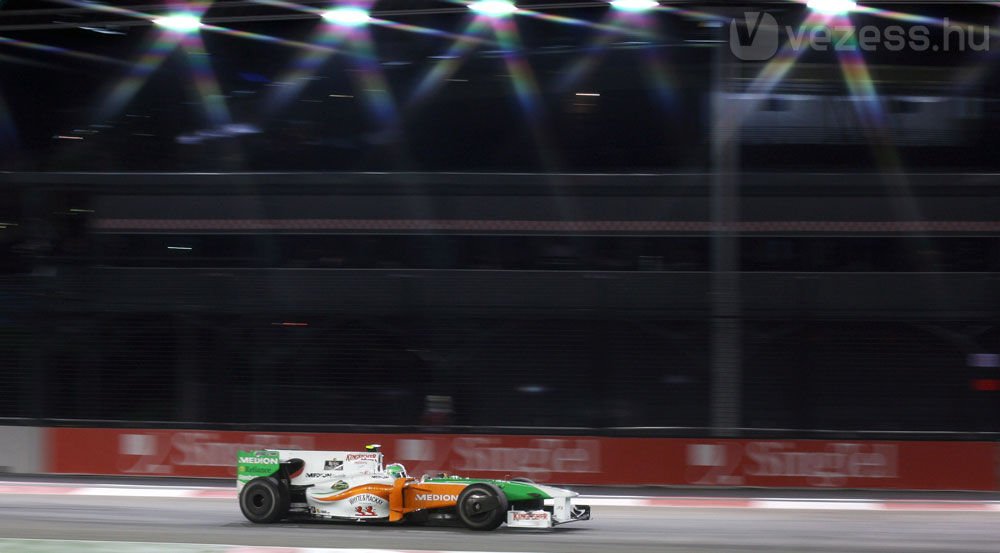 Barrichello Hamiltonnak adta a pole-t 17