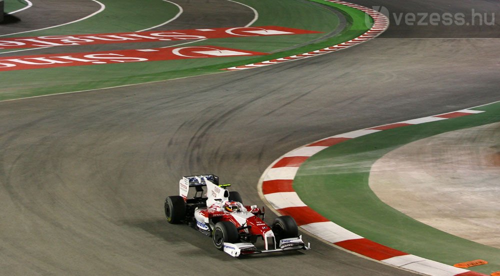 Barrichello Hamiltonnak adta a pole-t 24