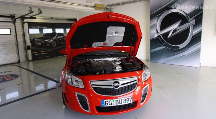 2.8 V6, 325 LE, 435 Nm: csoda hogy rá lehet csukni a fedelet