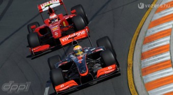 A McLaren a Ferrarira vadászik