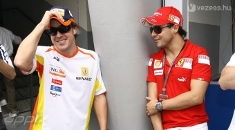 A Ferrari sietett, a McLaren kivár