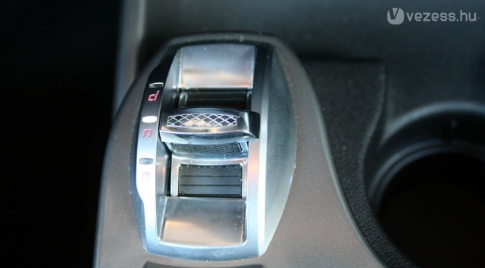 Kis piros autó. Nem megy, jól néz ki. Mi az? 8