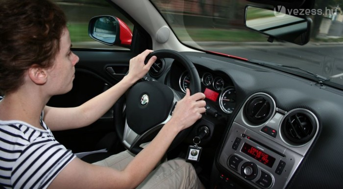 Kis piros autó. Nem megy, jól néz ki. Mi az? 10