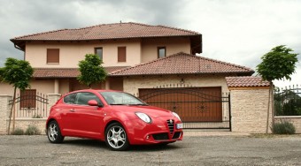 Kis piros autó. Nem megy, jól néz ki. Mi az?