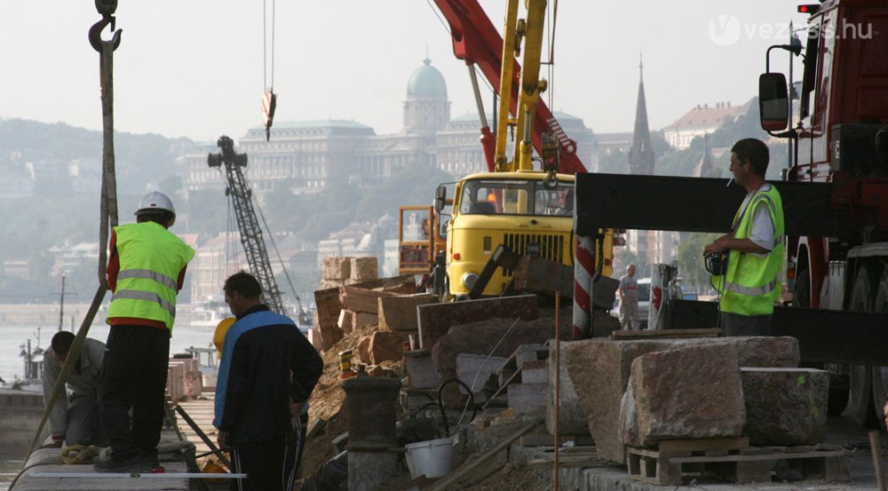 Hétfőtől járható a Budai alsó rakpart 8