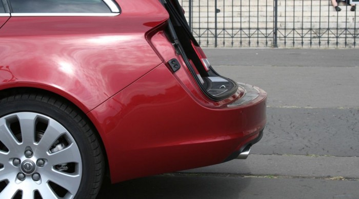 Ezen a platón kell átemelni a csomagokat. A Q7 lökhárítója nyúlik így hátra