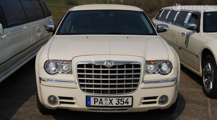 249 lóerős a 3,5 literes V6. Fogyasztása a limuzinban 22-35 iter