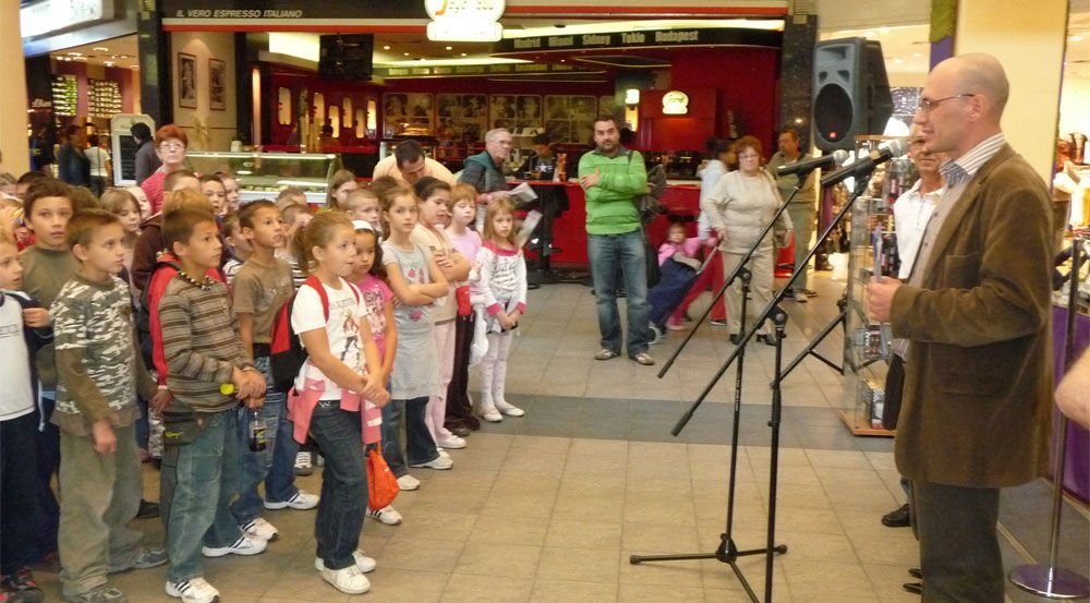 Megnyitó, gyerekidegek pattanásig feszülve