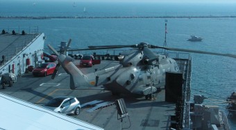 Milyen belülről egy repülőgép-anyahajó?