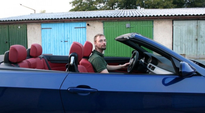 Jobban ér a szellő a BMW-ben, de túllóg fejem a szélvédőn