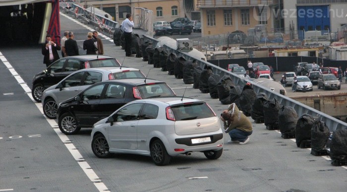 Repülőgép-anyahajóról rajtol az új Punto 6 | Vezess Puntók a Cavour anyahajón
