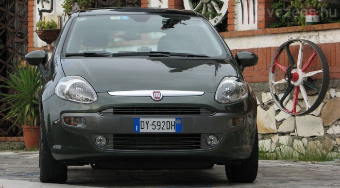 Repülőgép-anyahajóról rajtol az új Punto 12 | Vezess Hangsúlyos krómcsík, mint az 500-ason