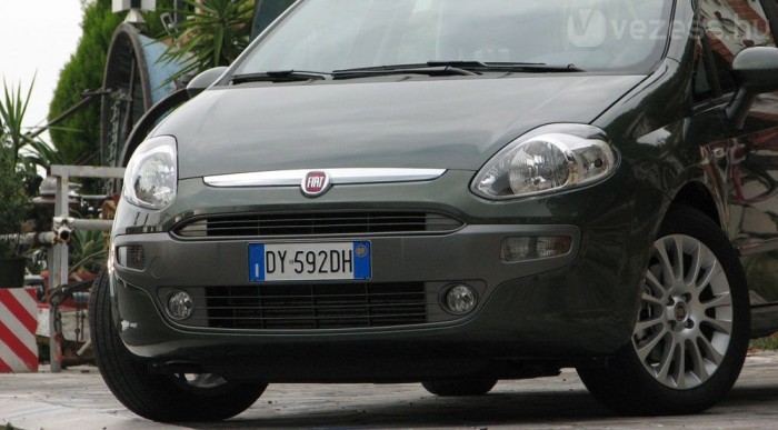 Repülőgép-anyahajóról rajtol az új Punto 8 | Vezess A ködlámpák bevilágítanak a kanyarba