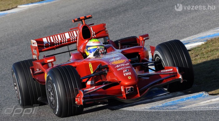 A 2007-es autóba ül vissza