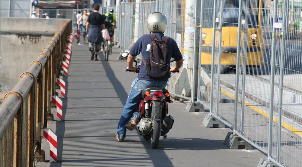 Még leállított motorral sem szabad így átkelni a hídon