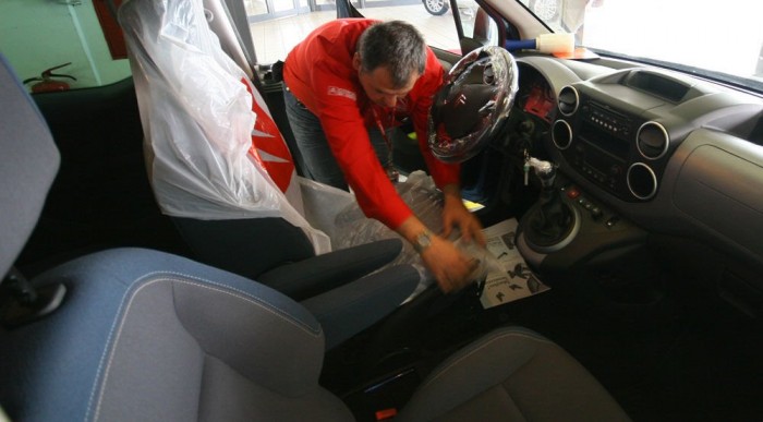 Fóliát kap az ülés, kormány, váltó