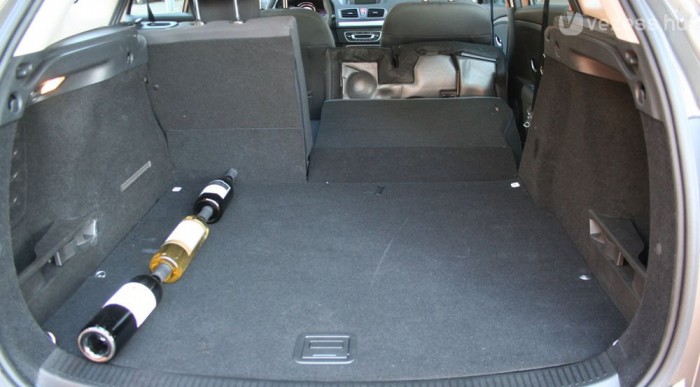 Praktikus a nagy csomagtér, az ülőlap is előrehajlik