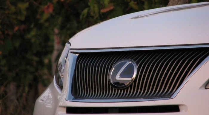 A kékes logó a hibridek jelzése a Toyotánál-Lexusnál