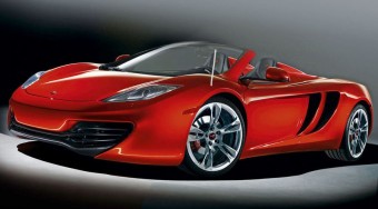 Vászontetős sportkocsi Hamiltonnak