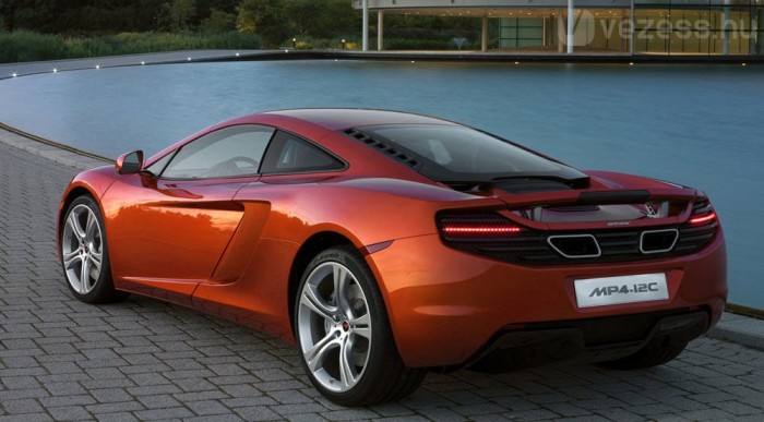 600 lóerős V8-as motort rejt