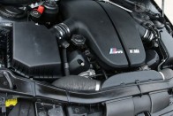 550 lóerőt tud a V10-es motor