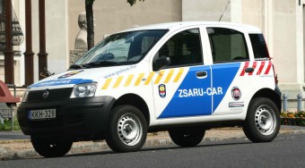 Rendőrautót civileknek