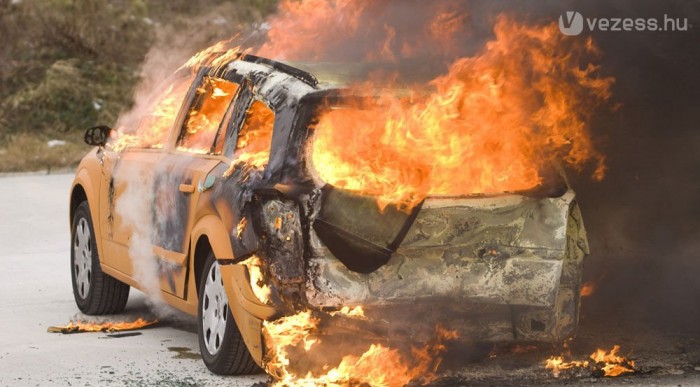 Nem viccel az ADAC, itt a gáztank tűzállóságát mérik