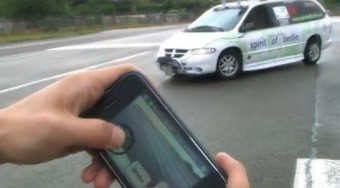 Vezetni James Bondként, iPhone-nal