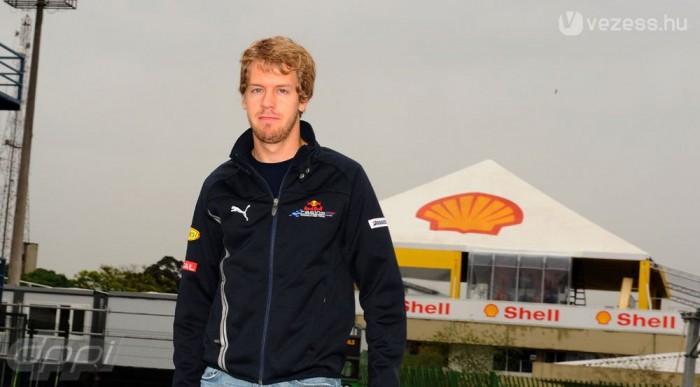 Vettel az ellenfelektől is hibát szeretne