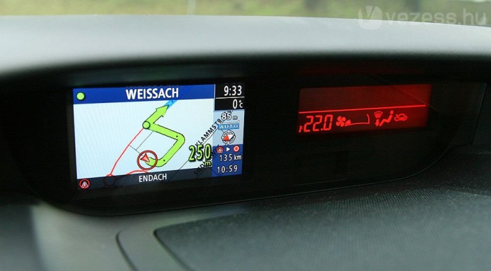 Kistévé szép színekkel, apró kijelzővel