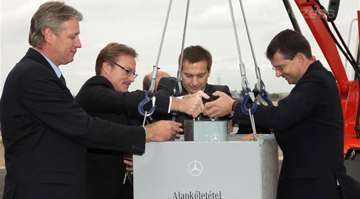 Újság, engedély és pénz is van benne