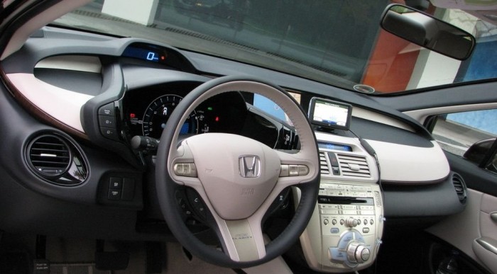 Kormány, műszeregység, középkonzol, kesztyűtartó - egy normális autó