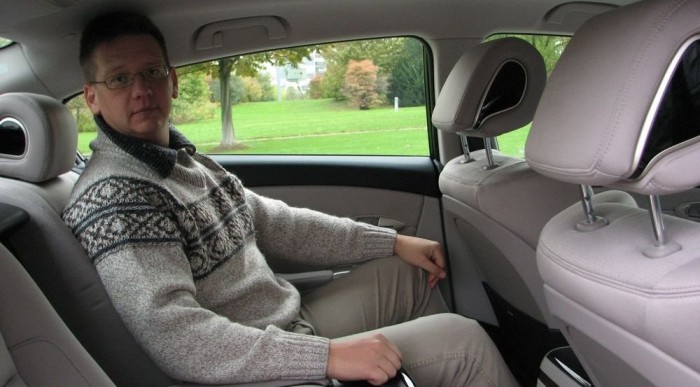 Nagyon tágas hátul, csaknem Mondeónyi