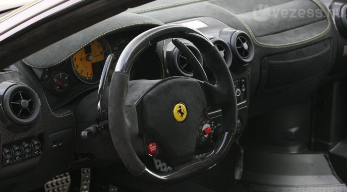 Karbon és Alcantara díszíti, a váltófül hosszabb