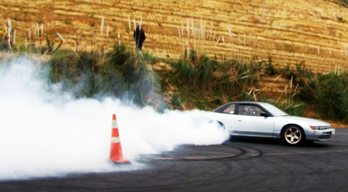 A férfiak versenypályának nézik az utcát