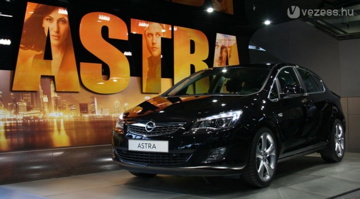 Ez az Astra várt a reptéren Frankfurtban