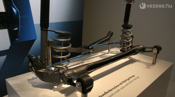 Watt-rúddal majdnem annyit tud, mint egy független futómű, de olcsóbb, könnyebb és kevesebb helyet foglal