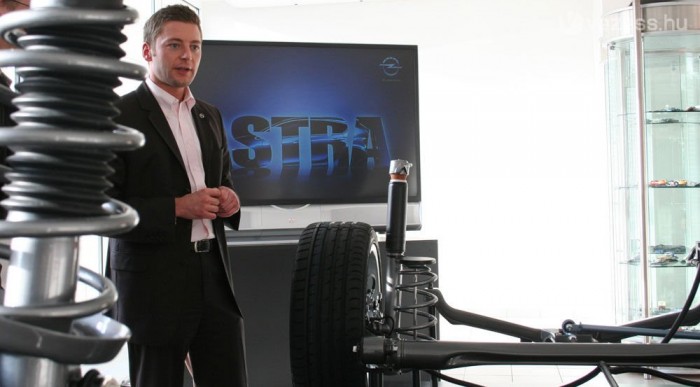 Két rugó van az első futóműben. A lágy rugót látni, a feszesebbet nem