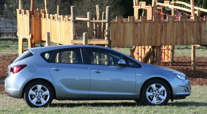 4,42 méter hosszú az új Astra, 22 centivel nagyobb a Golfnál