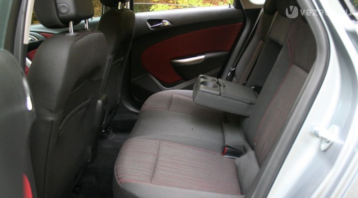 Elég tágas a hátsó lábtér