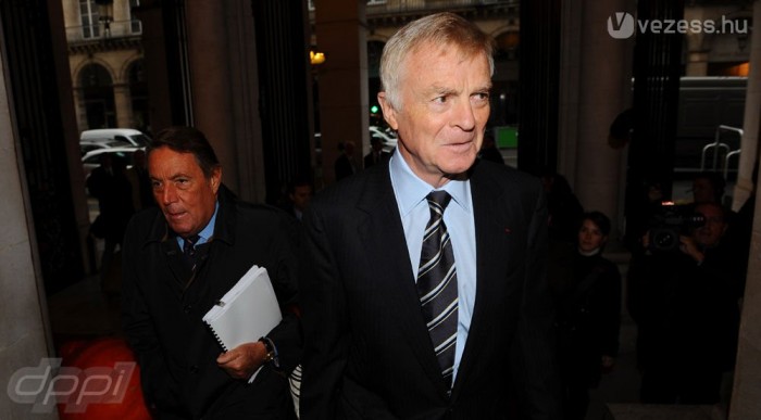 Mosley négy ciklus után távozik