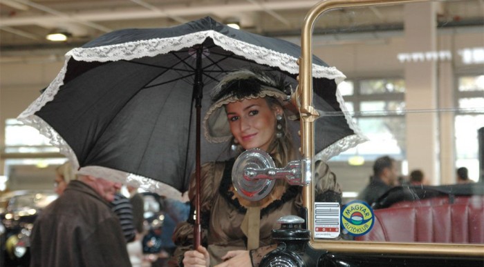 Túlöltözött lány mégis jok is tudnak jó hangulatot teremteni