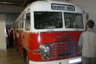 Ikarus 311 1964-ből. Sötét korszakában egy homokbányában volt iroda