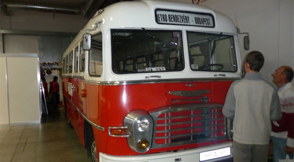 Ikarus 311 1964-ből. Sötét korszakában egy homokbányában volt iroda