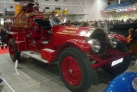 Ennek a csodás 1918-as American La France lánchajtásos tűzoltóautónak 14500 cm3-es motorja volt. Egy gyerek chipset evett a volán mögött; ilyenek ezek a mai fiatalok