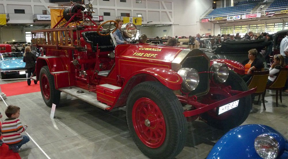 Ennek a csodás 1918-as American La France lánchajtásos tűzoltóautónak 14500 cm3-es motorja volt. Egy gyerek chipset evett a volán mögött; ilyenek ezek a mai fiatalok