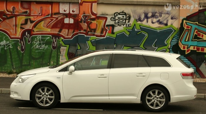 Kényelmes és erős, de nehézkes a közepes Avensis 2.2 D-CAT