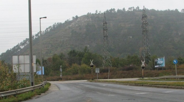 Szürke, borongós idő, csak a szellemvasutat őrző fények villognak vidáman