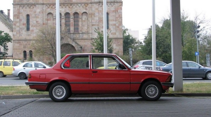 Lerohadtál Budapesten? Oldd meg egyedül!! 7 Egy ilyen szép autónak nem megállni segíteni!